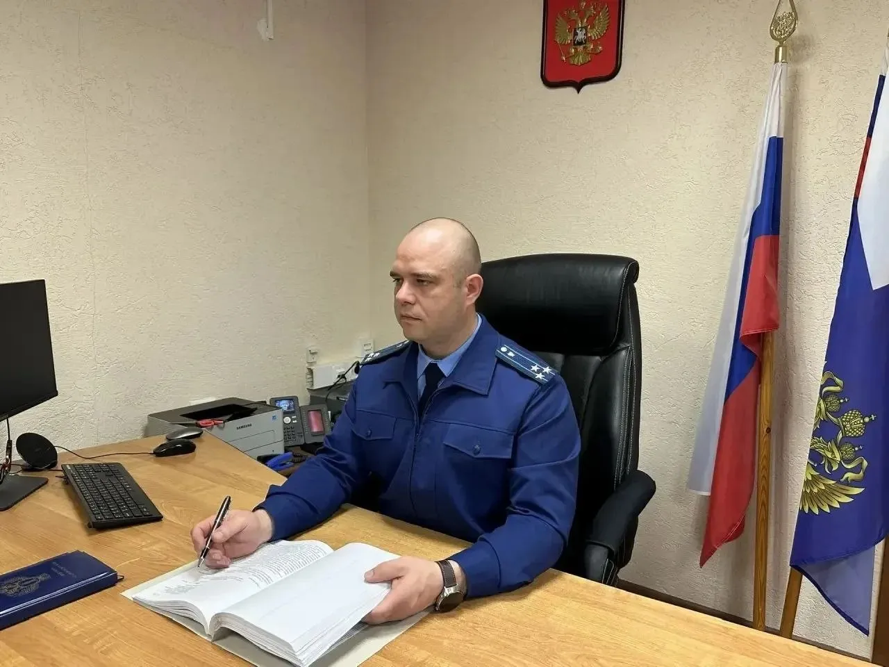 По постановлению прокурора чиновник оштрафован за нарушение бюджетного законодательства  Прокуратура Нефтекумского района провела проверку исполнения законодательства о закупках Установлено что муниципальное учреждение заключило девять контрактов без обоснования начальной максимальной цены и при фактическом отсутствии коммерческих предложений В связи с этим прокуратура внесла руководителю организации представление по постановлению надзорного ведомства виновное должностное лицо привлечено к административной ответственности по ч 3 ст 7 30 1 КоАП РФ несоблюдение порядка или формы обоснования начальной максимальной цены контракта обоснования объекта закупки Какой штраф назначен работнику муниципального учреждения Узнайте в MAX   Сайт MAX ТG ВК ОК Обратиться в прокуратуру