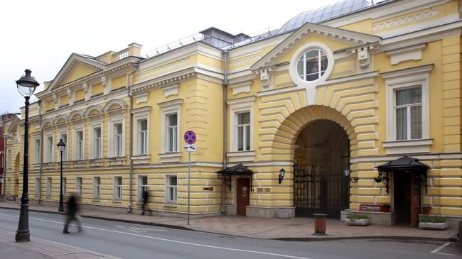 В московском музыкальном театре Геликон опера назначили новых руководителей Дмитрий Бертман стал президентом ранее он занимал пост генерального директора и художественного руководителя Как сообщили в департаменте культуры Москвы он выразил желание отойти от плотного погружения в производственные и хозяйственные процессы и сосредоточиться на стратегических вопросах развития театра Для руководства он предложил своих коллег которые долгое время работали в должности его заместителей и зарекомендовали себя отличными профессионалами Худруком назначен Илья Ильин а директором Марина Вожакина сообщается в Telegram канале ведомства Вожакина больше 20 лет курировала в Геликон опере финансовые вопросы Как отметили в департаменте культуры она прекрасно разбирается в административной и организационной работе театра Подпишись на Говорит Москва