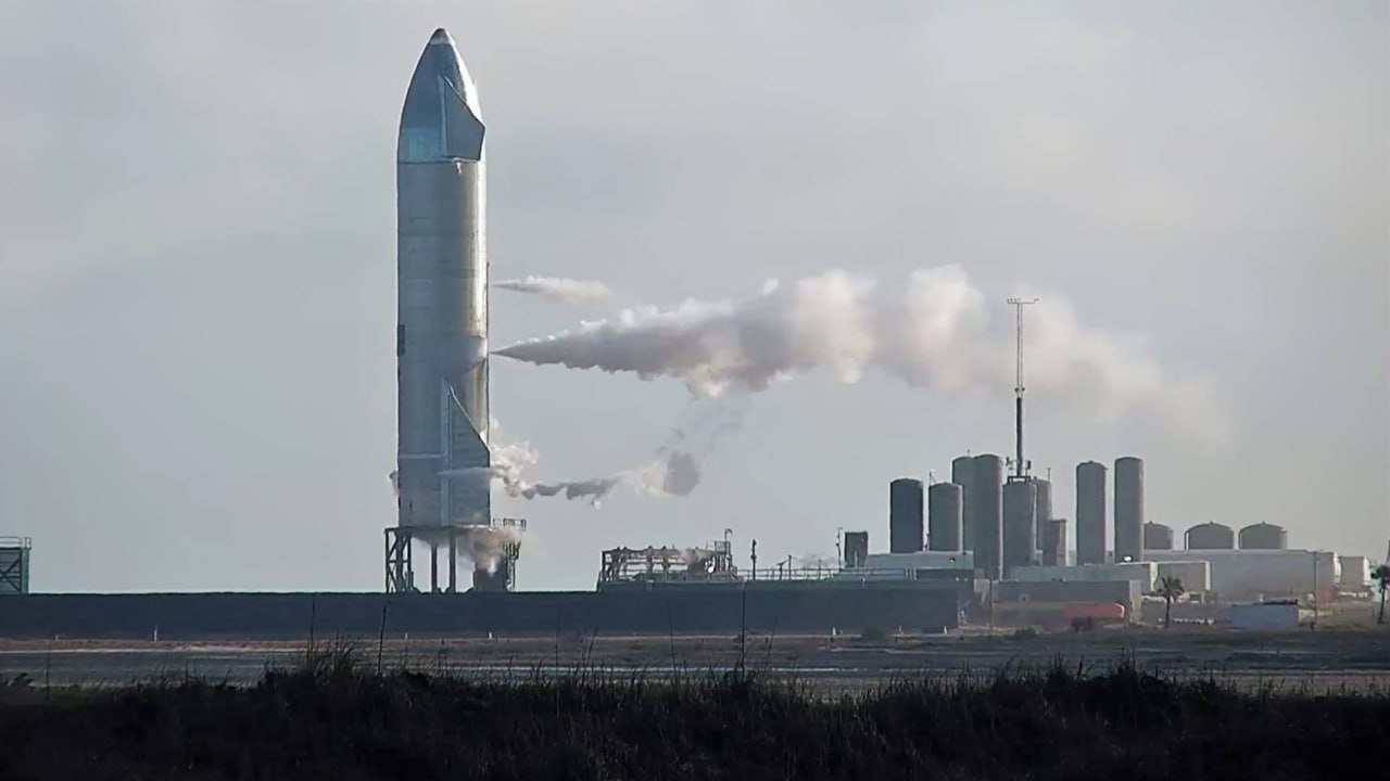 Причиной крушения Starship стал сбой в работе двигателя Компания SpaceX опубликовала подробности о причине аварии многоразовой сверхтяжелой ракеты-носителя в восьмом тестовом полете, произошедшей 6 марта, когда несколько двигателей Raptor на верхней ступени Starship отключились, и корабль разбился над Карибским морем, сообщает издание SpaceNews. Время сбоя в восьмом запуске было таким же, как и при седьмом запуске в январе, когда также произошло несколько отключений двигателей и потеря связи примерно через восемь с половиной минут после старта. Однако SpaceX утверждает, что у этих двух сбоев были разные причины. «Хотя сбой произошел в тот же момент, что и во время седьмого испытательного полета Starship, стоит отметить, что эти сбои существенно отличаются друг от друга», — заявили в компании. Подробнее