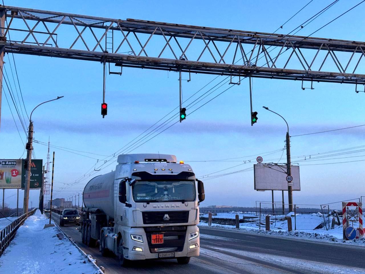 Движение по мосту у Телецентра переводят на правую сторону Уже завтра 7 января в 20 00 на мосту 60 летия ВЛКСМ отключат светофоры проехать из Нефтяников на Левый берег и обратно можно будет только по крайним полосам А в 22 00 мост полностью закроют Новую схему движения по правой стороне запустят 8 января в 7 00  Транспорт продолжит ходить по трем полосам крайние для одного из направлений и средняя реверсивная Важное изменение мост полностью закроют для пешеходов велосипедистов и прочих средств передвижения Это необходимо из за устройства ливневой канализации сопряжения моста с насыпью лестничных сходов На подходах в том числе у лестниц установят специальные сетки ограждения и предупреждающие знаки Фото omsk putevoditel