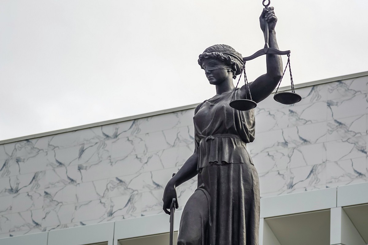 В Саяногорске арестовали обвиняемого в покушении на убийство  8 августа пьяный мужчина напал на 64-летнего посетителя столовой. Фигурант ударил потерпевшего металлическим костетом по голове. У горожанина диагностировали перелом костей черепа и закрытую черепно-мозговую травму.  - Умысел на убийство обвиняемый не довел до конца по независящим от него обстоятельствам, - рассказали в городском суде.  Обвиняемого в покушении на убийство заключили под стражу на два месяца.