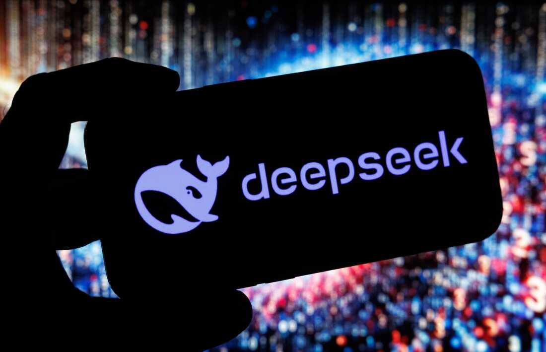 DeepSeek отложила релиз новой ИИ-модели из-за проблем с обучением на чипах Huawei  По данным Financial Times, ситуация наглядно показывает, что Китай пока не способен полностью заменить американские технологии.  В начале года власти КНР рекомендовали DeepSeek перейти с чипов Nvidia на Huawei Ascend. Но, как сообщили источники FT, попытка обучить модель R2 на этих процессорах обернулась техническими проблемами. В итоге разработчики были вынуждены тренировать ИИ на чипах Nvidia, а уже для его работы в готовом виде использовать решения Huawei.  Даже при поддержке инженеров Huawei провести полноценное обучение на Ascend не удалось, однако работа над совместимостью продолжается.     #новости