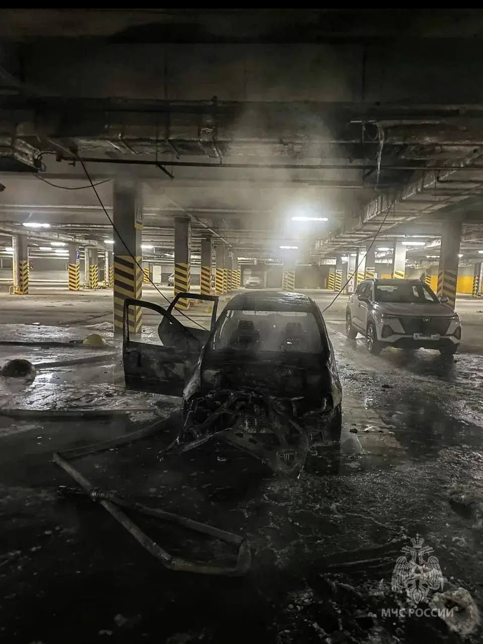 Пожар в гипермаркете на ул Сипайловская На подземной парковке загорелся автомобиль Лада Калина Огнеборцы быстро потушили пламя предотвратили распространение на другие машины Пострадавших нет Причина возгорания выясняется