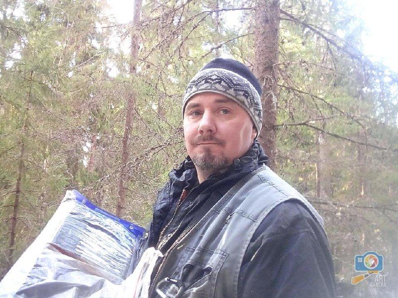 Российские военные до смерти избили картографа. А тело выбросили в лесу. О том, что 52-летний Константин Токмаков 19 апреля «скоропостижно скончался» без подробностей сначала сообщила Федерация спортивного ориентирования Ленобласти. Потом из поста его вдовы выяснилось, что мужчина погиб от побоев: он составлял карту рядом с воинской частью во Владимирской области, работая там по госконтракту, и на него напали двое военнослужащих. Сначала они его избили, затем вывезли и оставили в лесу. Картографу удалось передать координаты коллегам и включить сигнал SOS — но спасти его не успели, он умер. Военных уже задержали. Что стало причиной для их конфликта, неизвестно.