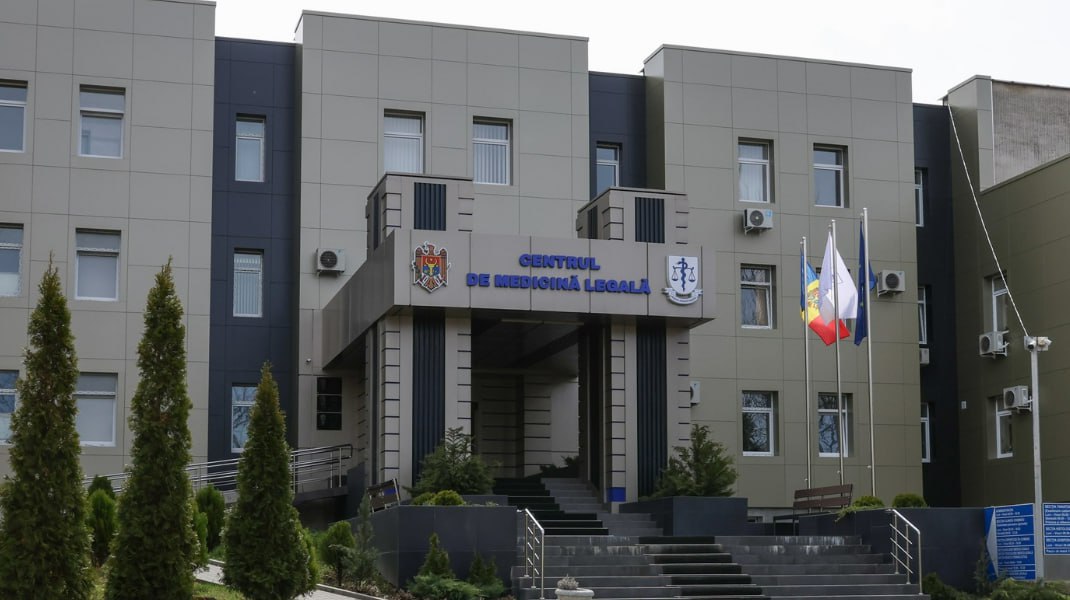 В течение двух дней деятельность Центра судебной медицины была нарушена из-за сбоя в работе цифровой системы. Люди не могли забрать тела умерших! Из-за этого сбоя родственники умерших, не могли получить тела для своевременного захоронения. Эту информацию REALITATEA.MD подтвердил заместитель директора Центра судебной медицины Ион Булгару. В то же время, в пресс-службе Минздрава сообщили, что работа системы была восстановлена лишь сегодня днем, тем самым подтвердив, что сбой был.