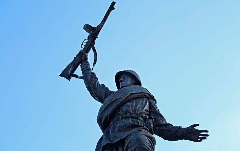 За осквернение воинских захоронений и мемориалов теперь грозит штраф в размере до 5 миллионов рублей либо до 5 лет лишения свободы. Сегодня, 3 августа, вступил в силу закон на эту тему. Это серьезные, но оправданные меры, считает председатель Госдумы Вячеслав Володин.  Изменения были внесены в статью 243.4 Уголовного кодекса Российской Федерации. Его нормами введена ответственность за осквернение воинских захоронений, а также памятников, стел, обелисков, других мемориальных сооружений или объектов, увековечивающих память погибших при защите Отечества или его интересов либо посвященных дням воинской славы России.  Это касается осквернения мемориалов, расположенных как на территории России, так и за рубежом, уточнил председатель Государственной Думы.  По его словам, "уголовная ответственность - мера серьезная, но оправданная в условиях, когда недружественные страны Запада пытаются исказить историю, уничтожают памятники и захоронения советских воинов, благодаря которым они сегодня живут".  "Наша задача - защитить память о погибших героях, не допустить осквернения их могил", - уверен Вячеслав Володин.  Фото: Сергей Аверин / РИА Новости