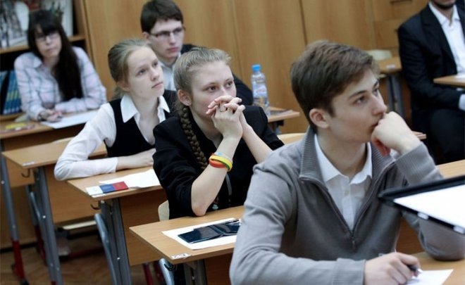 В школах хотят ввести психологию как предмет Михаил Делягин депутат Государственной Думы обратился к Министерству просвещения с инициативой о введении в школьную программу курса Основы этики и психологии семейной жизни Делягин подчеркнул что значительная часть молодого поколения испытывает психологическую неподготовленность не только к браку но и к построению отношений с противоположным полом По его мнению это является причиной многочисленных трагических событий которые легко можно было бы предотвратить и отрицательно сказывается на демографической обстановке в стране Депутат убежден что базовые знания в области психологии помогут молодым людям успешно адаптироваться к межличностным отношениям избегая серьезных внутренних конфликтов и разочарований Подпишись на Твою Комсу MAX