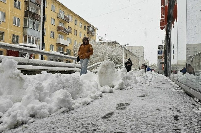 Нейросеть будет бороться с гололедом и сугробами в Новосибирске В Новосибирске для борьбы со снежными завалами и гололедом на дворовых территориях внедряется система на базе искусственного интеллекта автоматически выявляющая нарушения правил благоустройства Об этом сообщил первый заместитель мэра Иосиф Кодалаев Система фиксирует наличие неубранного снега и наледи позволяя привлекать управляющие компании к ответственности Данные собранные комплексом являются основанием для административного наказания без составления протокола Устройство установленное на транспорте определяет отклонения от норм включая наледь снежные валы и сосульки Хотя вывоз снега не входит в обязательные работы УК без решения собрания жильцов и оплаты утилизации ими компанию можно привлечь к ответственности за несоблюдение норм по травматизму или превышение высоты сугробов Система внесена в реестр средств измерений и функционирует аналогично камерам фотовидеофиксации АиФ Подписаться на канал