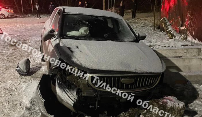 Под Тулой подростка госпитализировали после ДТП   В Киреевском районе 14 февраля в 20:00 на 12-м километре дороги Липки — Бородинский — Б.Калмыки произошла авария.    27-летний мужчина на Geely Emgrand не справился с управлением и влетел в щит газопровода.   В результате ДТП пострадала 14-летняя пассажир автомобиля. Ее госпитализировали.