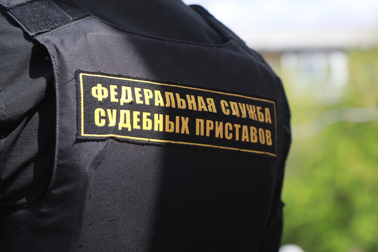 На мать-алиментщицу завели уголовное дело. Женщина является злостной должницей, она недоплатила трем несовершеннолетним детям около 800 тысяч рублей. Двое детей сейчас живут с опекуном, а третий - с родным отцом.   Видимо, 34-летняя женщина посчитала, что раз дети пристроены, она свободна от своих обязательств. Ее уже привлекали к ответственности по административной статье – давали 40 часов обязательных работ. Но уклонистка даже попыток не предприняла, чтобы исполнить это наказание.   И тогда судебный пристав завел на нее два уголовных дела. Побег в другой район не помог – нашли. Приговор вынесу в скором времени.