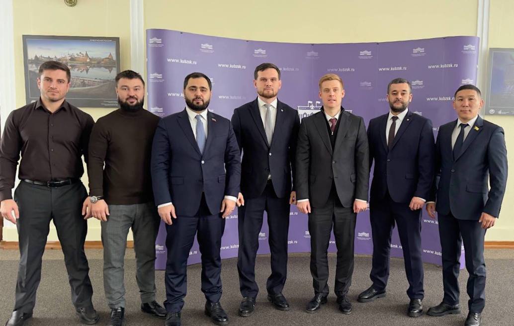 Василий Цыремпилов обсудил с парламентариями Краснодара вопросы развития молодежной политики В составе группы от Палаты молодых законодателей Совета Федерации депутат горсовета Улан Удэ Василий Цыремпилов встретился с коллегами из Совета молодых депутатов при Законодальном собрании Краснодарского края Парламентариям предстояло обсудить вопросы развития молодёжной политики а также обменяться опытом в работе с молодежными инициативами Как отметили члены Палаты молодых законодателей такие выезды позволяют глубже понять работу системы обмена знаниями между молодежными организациями со всей страны и обеспечить помощь в развитии региональных проектов на федеральном уровне