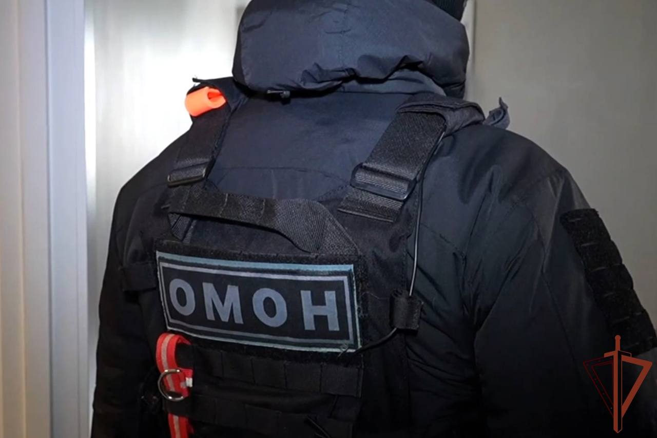 В Красноярске при силовой поддержке Росгвардии задержан подозреваемый в публичной демонстрации экстремистской символики   Ранее местный житель уже привлекался к административной ответственности за совершение аналогичного правонарушения. Тем не менее, мужчина продолжил публиковать в интернете материалы с символикой экстремистской организации, а также разместил её на своём автомобиле.    Подозреваемый задержан сотрудниками МВД России при содействии ОМОН «Ратибор» территориального управления Росгвардии. Возбуждено уголовное дело.