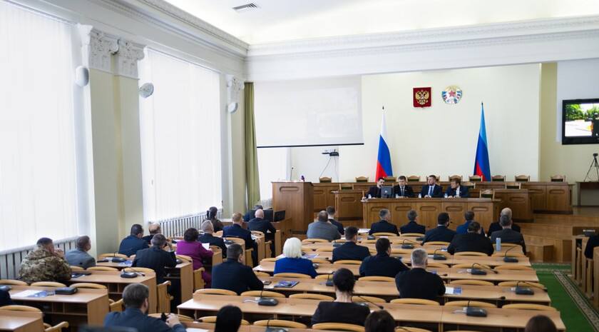 Депутаты Народного Совета ЛНР приняли закон регулирующий развитие малого и среднего предпринимательства в том числе предусматривающий поддержку семейного бизнеса Депутат парламента Галина Дуброва пояснила что поправкой в законодательстве закрепляется понятие семейное предприятие для дальнейшего развития поддержки в регионе таких предприятий Ключевая новация официальное определение семейного предприятия Теперь когда у нас есть четкое определение мы сможем более эффективно поддерживать этот важный сектор экономики привлекая больше жителей к предпринимательской деятельности основанной на крепких семейных ценностях и ресурсах подчеркнула Дуброва
