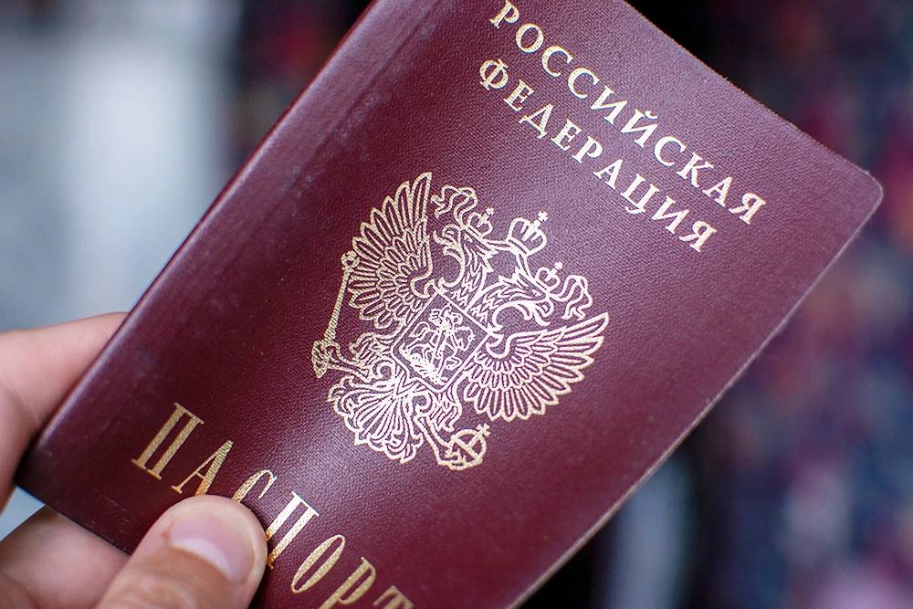 Французы чаще других иностранцев получали российское гражданство в этом году в тройке лидеров также находятся выходцы из Соединенных Штатов и Германии Об этом сообщает РИА Новости со ссылкой на соответствующие документы Так согласно имеющимся в распоряжении агентства данным в 2025 году российский паспорт получил 71 человек в том числе шесть детей Из них 32 человека в том числе четыре ребенка родились во Франции Самому старшему уроженцу Франции который получил гражданство РФ 87 лет а самому младшему восемь При этом уроженцы других стран как отмечает агентство получали гражданство РФ в этом году значительно реже шесть выходцев из США и пять из Германии Российское гражданство также получили четыре уроженца Таджикистана в том числе два ребенка и четыре итальянца Кроме того обладателями паспорта РФ в этом году стали три выходца с Украины три родившихся в России человека двое уроженцев Сербии и двое ливанцев Подписаться на Российскую газету в Читать нас в MAX