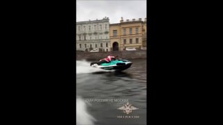 Пока в Москве стреляют по Санте, в Питере задерживают Дедов Морозов    В культурной столице сразу несколько человек в новогодних костюмах устроили заплыв на гидроциклах по местным каналам. Полиция это не заценила — навигация в городе сейчас закрыта.  Сам Новый год боялся этого народа...