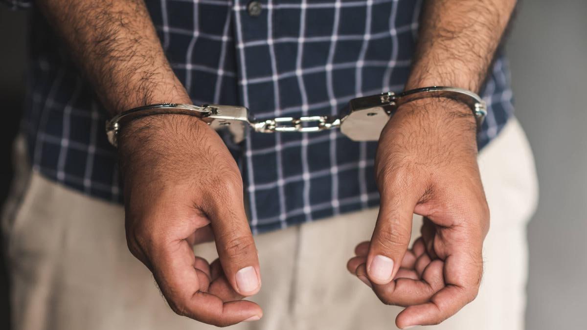 Мигрант из Таджикистана искал русских невест для земляков на сайтах знакомств В Свердловской области правоохранительные органы раскрыли очередную схему по незаконному получению разрешения на временное проживание иностранными гражданами Для организации незаконной миграции уроженец Таджикистана Наимджон Хамидов зарегистрировался на сайте знакомств где в ходе переписки предлагал женщинам за деньги вступить в фиктивный брак с иностранцем Также в поиске потенциальных невест ему помогали три местные гражданки Наимджон Хамидов искал россиян в затруднительном финансовом положении и убеждал их заключать фиктивные браки с иностранцами за деньги Он организовывал регистрацию этих браков что позволяло иностранцам получить разрешение на временное проживание в России Деньгами полученными от иностранцев Хамидов расплачивался с российскими гражданами за участие в схеме Всего в период с 2021 по 2024 гг таким образом незаконно получили разрешение на временное проживание в РФ 10 мигрантов После задержания все подозреваемые признали свою вину Суд назначил Хамидову 1 год 2 месяца колонии а его пособницам условные сроки от 11 месяцев до 1 года 1 месяца Амина следит за мигрантами круглосуточно urallive