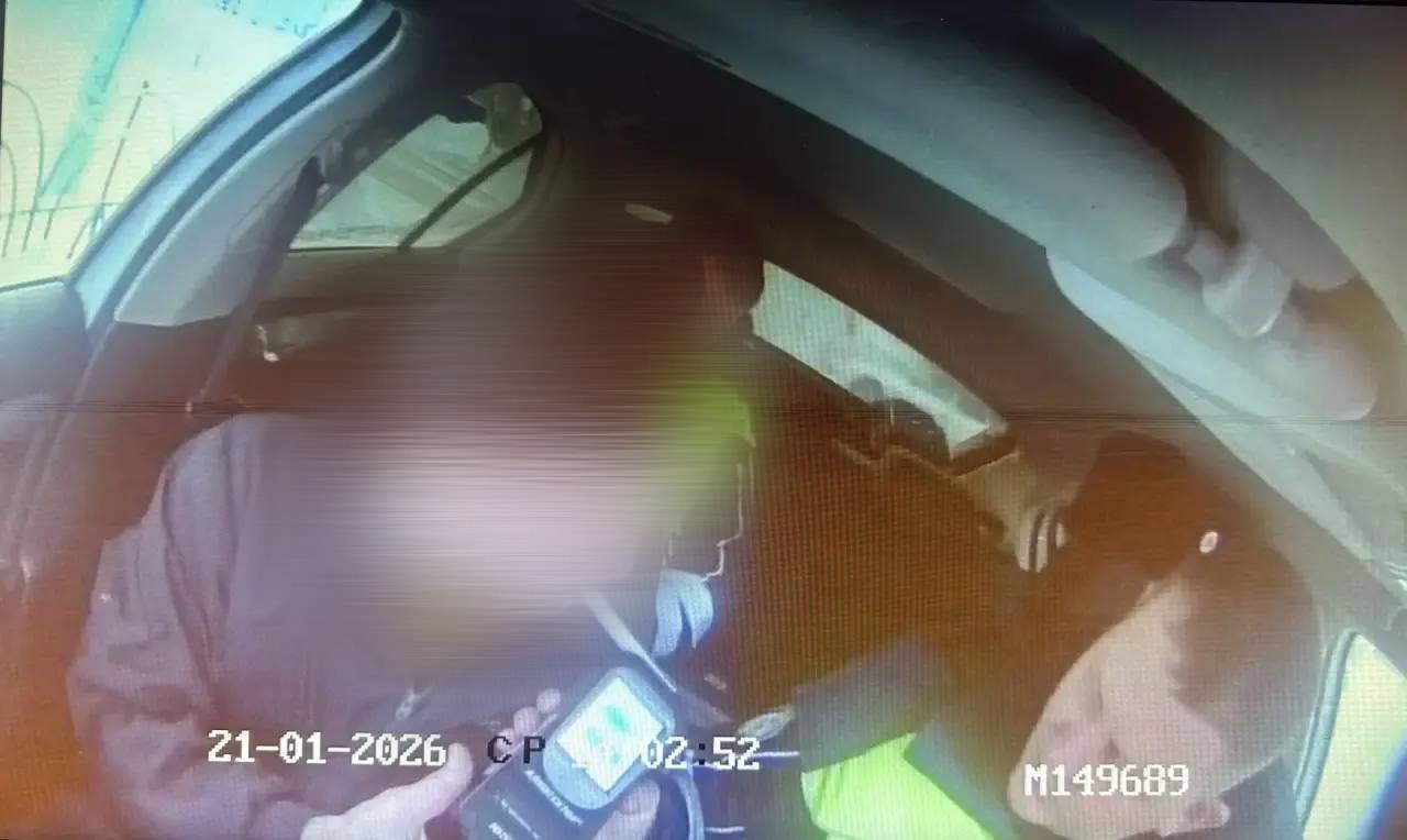 В Пуровском районе автоинспекторы выявили два случая вождения в состоянии опьянения 21 января экипаж ДПС остановил автомобиль LADA под управлением мужчины 1986 года рождения В ходе проверки у водителя были обнаружены признаки алкогольного опьянения что подтвердилось при освидетельствовании на месте содержание алкоголя составило 0 378 мг л По данному факту составлен административный протокол по ч 1 ст 12 8 КоАП РФ В тот же день автоинспекторы остановили автомобиль Mercedes Benz за рулем которого находился мужчина 1988 года рождения У водителя также были признаки алкогольного опьянения однако от прохождения медицинского освидетельствования он отказался В отношении него составлен административный протокол по ч 1 ст 12 26 КоАП РФ Подписаться на Госавтоинспекцию Ямала мвдроссии полиция гибддянао гибдд янао пуровскийрайон