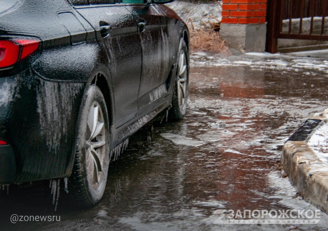 В Запорожской области водителей призвали к внимательности из-за ухудшения погоды   «Дорожные полицейские призывают водителей Запорожской области быть предельно внимательными и аккуратными на дороге, соблюдать скоростной режим и держать дистанцию, особенно при пересечении пешеходных переходов», — предупредили в управлении Госавтоинспекции по Запорожской области.   Пешеходов тоже попросили быть осторожными и соблюдать ПДД — переходить дорогу только на пешеходных переходах на разрешающий сигнал и смотреть по сторонам.     , VK и ОК и читайте новости на нашем сайте