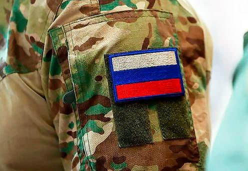 Награжденный медалью за участие в СВО узбекистанец получил на родине три года колонии Суд по уголовным делам Папского района Наманганской области приговорил 55 летнего узбекистанца к трем годам заключения за участие в специальной военной операции СВО проводимой Россией на территории Украины сообщает Uznews uz со ссылкой на пресс службу суда По данным дела в 2022 году он уехал на заработки в Россию где из за финансовых трудностей добровольно заключил годовой контракт с Минобороны РФ и в июне 2023 года был зачислен стрелком с зарплатой 210 тысяч рублей в месяц Во время службы мужчина участвовал в боевых действиях в Харьковской области получил ранение прошёл лечение и вернулся в часть После окончания контракта в 2024 году он находился в реабилитационном центре а в феврале 2025 года получил российское гражданство и был награждён медалью Жукова за участие в боевых действиях Награда учреждена в 2010 году ее вручают военнослужащим за отвагу самоотверженность и личное мужество проявленные в боевых действиях при защите Отечества и государственных интересов РФ за особые отличия при несении боевой службы боевого дежурства и при участии в учениях и манёврах за отличные показатели в боевой подготовке Подробнее на нашем сайте Актуальные новости из Центральной Азии fergananews