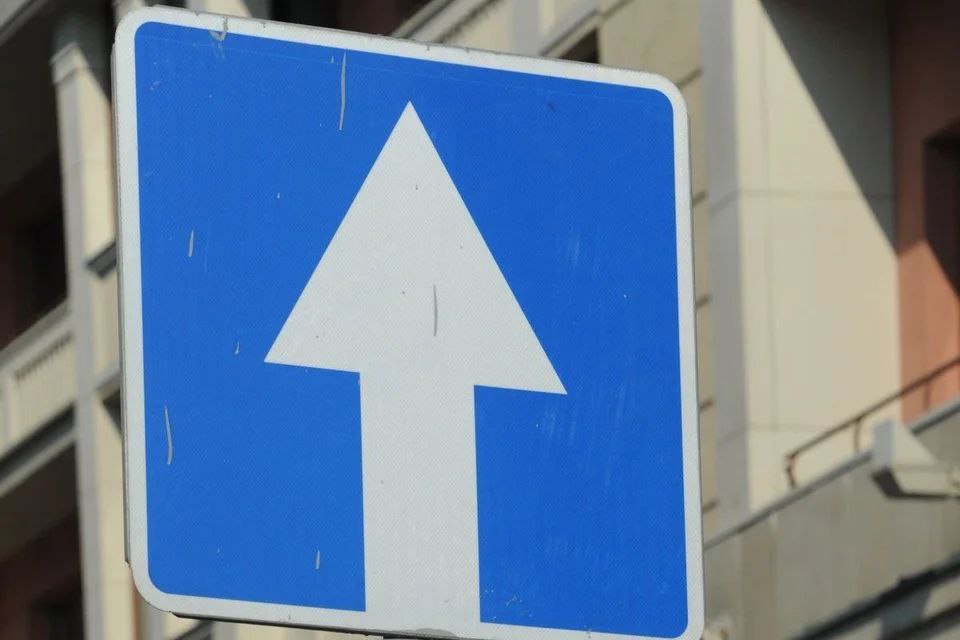 С 21 февраля 2026 года введут одностороннее движение на участке от улицы 3 й Трудовой до улицы Пригородной расположенной в поселке Северном Департамент транспорта и дорожного хозяйства призывает автомобилистов заранее ознакомиться с предстоящими изменениями в организации дорожного движения Водителям рекомендуется быть предельно внимательными и соблюдать новые правила при проезде указанных участков после 21 февраля