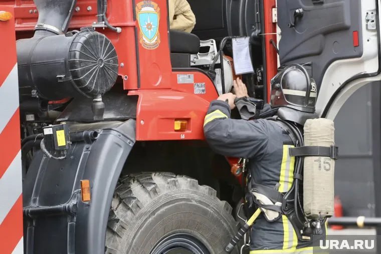 Сразу два пожара произошли в автосервисах Челябинской области. Первый инцидент произошел в Еманжелинске, второй в селе Клеопино Каслинского района. Об этом сообщает пресс-служба МЧС по региону.   «В Еманжелинске результате ЧП пострадал мужчина, он надышался продуктами горения. Госпитализирован для осмотра в медицинское учреждение. Огнем также поврежден легковой автомобиль и ворота гаража. В Каслинском районе на открытой площадке автосервиса загорелись пластиковые емкости с отработанным маслом, пострадавших нет», — сообщает областное МЧС в своем telegram-канале.  Благодаря усилиям сотрудников МЧС, пожар в селе Клеопино был потушен на площади 30 квадратных метров. Причины и обстоятельства происшествий двух резонансных пожаров предстоит установить специалистам дознания, отмечают в ведомстве.   ВЧК-ГПУ -