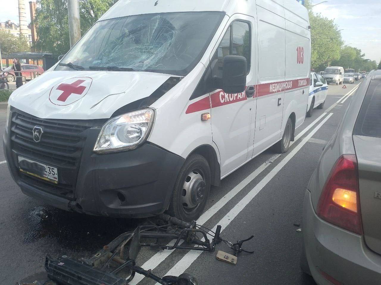 В Вологде скорая помощь сбила курьера на электросамокате  По предварительным данным, автомобиль скорой помощи двигался по улице Чернышевского в сторону улицы Лаврова. Скорая спешила и проезжала на красный свет светофора регулируемый пешеходный переход  это ей позволяют Правила   дорожного движения  с проблесковыми маячками и сиреной.   В этот момент на пешеходный переход выехал 20-летний мужчина на электросамокате. Он пересекал "зебру" не спешившись на зеленый свет светофора.  В результате скорая помощь сбила курьера на электросамокате, удар был такой сильный, что его отбросило на автомобиль "Рено Логан". У курьера подозрение на перелом ребер и вывих левого бедра. Пострадавший доставлен в больницу.