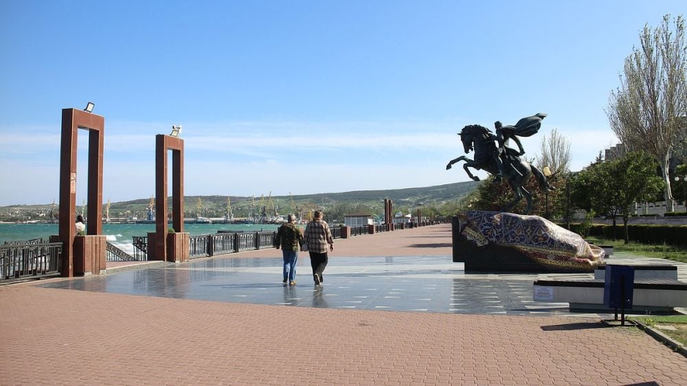 У него было много денег: СК будет заново расследовать смерть 35-летнего мужчины от угарного газа в Феодосии В Феодосии произошла трагедия – в съемном жилье обнаружили безжизненное тело молодого мужчины. Смерть, которая произошла в январе 2024 года, «списали» на несчастный случай. По официальной версии, 35-летнего человека сгубил угарный газ – судмедэксперты нашли все признаки отравления окисью углерода из-за неисправной газовой колонки. Однако близкие погибшего не согласились с выводами следствия и обратились к руководителю СК России Александру Бастрыкину. В пресс-службе СК сообщили, что родственники рассказали, что «пострадавший вместе с сожительницей прибыл в город Феодосию для приобретения земельного участка, при себе у него была крупная сумма денег». В ведомстве отметили, что «заявительница высказывает предположение о ... Подробнее>>>