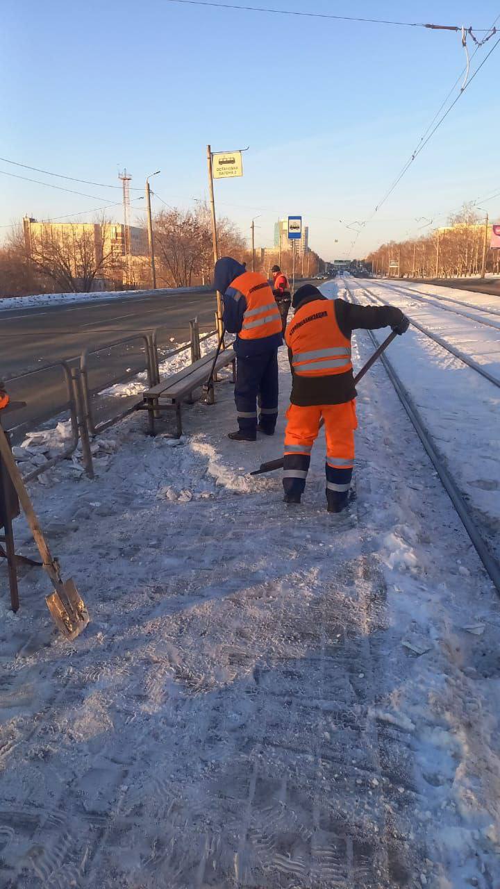 В Челябинске все силы дорожников направлены на расчистку тротуаров от снега  В связи с праздничными мероприятиями в честь Рождества особое внимание уделяется подходам и подъездам к храмам города.  Задействовать максимальное количество сил дорожных подрядчиков и районных администраций потребовал глава города Алексей Лошкин.  На улицы города для расчистки от снежных отложений направлено 253 единицы техники и 519 рабочих.  Работу лично контролирует глава Челябинска Алексей Лошкин.  «Я сегодня уже проехал по городу и отмечаю, что все проблемные места, которые мы выявили, приведены в порядок», – подчеркнул Лошкин, дополнив, что необходимо продолжать вывоз снега, чтобы не было никаких снежных навалов.  Учитывая рождественские торжественные мероприятия и большой поток прихожан в храмы мэр областного центра Южного Урала поручил регулярно инспектировать парковки, остановки и тротуары.  «Не должно быть ни снежных валов, ни мусора, ни гололеда», – резюмировал Алексей Лошкин.