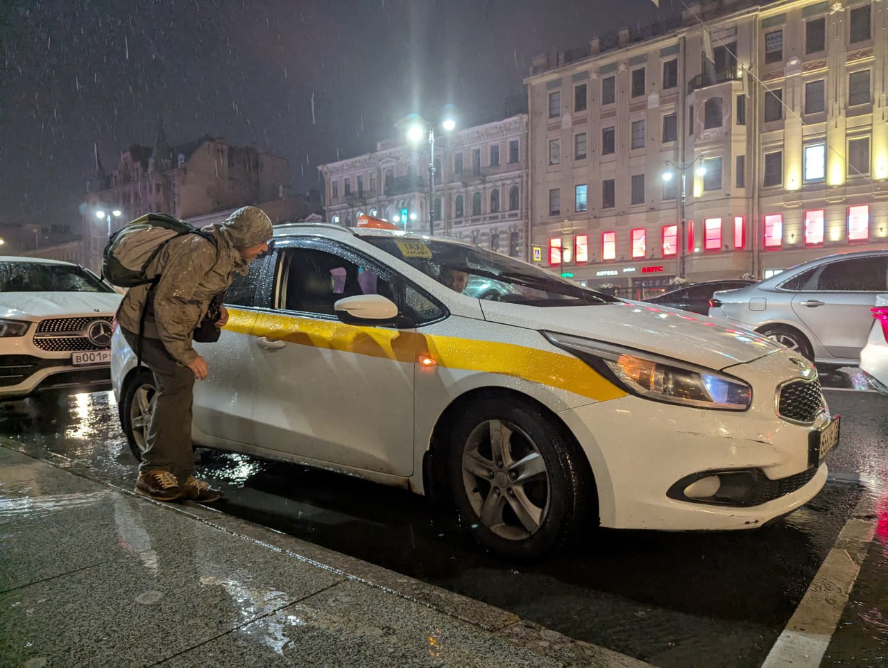 Поездки на такси в Петербурге подорожали на 10 50 говорят эксперты Это последствия запрета на работу в этой сфере мигрантам Все опрошенные Бумагой эксперты подтверждают рост цен но расходятся в его оценках  По наблюдениям транспортного эксперта Владислава Булгакова рост цен составил минимум 10  О росте цен на 10 20 рассказал руководитель направления электромобилей компании Петербургский транзит Артем Понятов  По оценке представителя Общественного Совета по развитию такси Андрея Белова цены за последние две недели выросли минимум на 50 Бумага направила запрос в пресс службу Яндекса но к моменту публикации материала в компании на него не ответили В Ситимобил рост цен на поездки подтвердили но отказались уточнять сколько процентов составил этот рост Контекст Запрет на работу мигрантов по патенту в сфере такси вступил в силу 8 ноября Власти намерены продлить ограничение на 2026 год Решение о запрете губернатор Александр Беглов подписал 28 июля Компании получили три месяца на подготовку к ограничениям Власти Петербурга утверждают что мера повысит качество и безопасность услуг и создаст дополнительные рабочие места для граждан России Эксперты предупреждали что количество водителей сократится вдвое а значит вырастут цены и время ожидания автомобиля Фото Бумага Подписывайтесь на Бумагу и предлагайте новости
