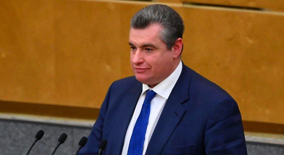 Лидер ЛДПР Леонид Слуцкий предложил запретить образовательным учреждениям скрывать факты совершения противоправных действий учащимися - мигрантами  Политик предлагает создать методические рекомендации для директоров школ, где будут прописаны необходимые действия при выявлении соответствующих ситуаций.  "Количество противоправных действий в отношении русских детей, совершенных несовершеннолетними мигрантами в школах, растет. Такой вывод можно сделать по результатам мониторинга социальных сетей. Нередко руководство и педагогический состав школ, стремясь сохранить свою репутацию, умалчивают о фактах совершения их учащимися противоправных действий. А в итоге юные преступники уклоняются от ответственности и начинают считать себя безнаказанными"  — приводятся слова главы ЛДПР в Telegram-канале партии.  Слуцкий направил соответствующее обращение министру просвещения РФ Сергею Кравцову 2 августа. ТАСС  «Сбой в Матрице»
