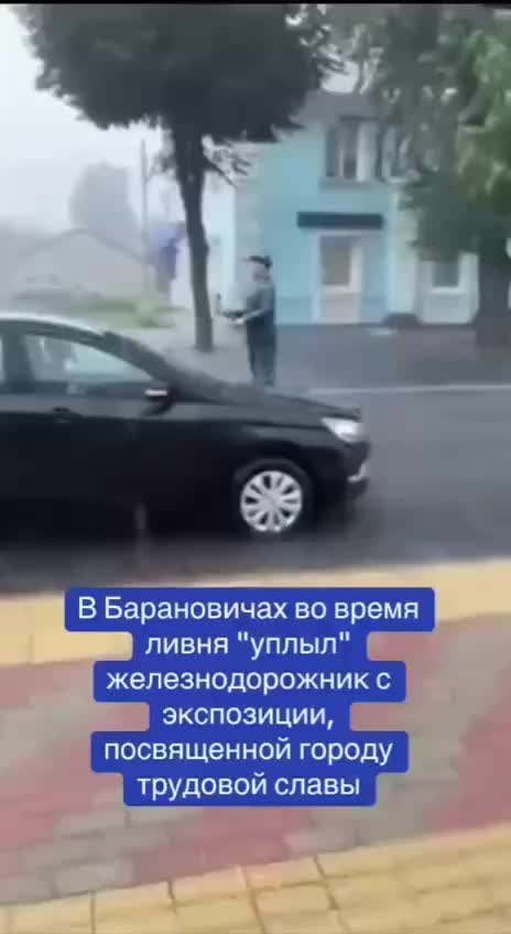 В Беларуси памятник железнодорожнику вернулся на постамент после сильного ливня