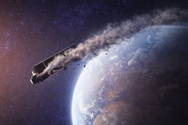 Сообщается об аномалии на спутнике Starlink 35956 66629 2025 271N происшедшей 17 декабря нынешнего года В результате инцидента связь с космическим аппаратом была потеряна В заявлении опубликованном компанией SpaceX говорится что произошёл выброс газа из топливного бака и небольшого количества обломков с низкой относительной скоростью Образовавшиеся объекты отслеживаются SpaceX координирует свои действия с системами для отслеживания космических объектов Космических сил США и NASA для их мониторинга Во время инцидента спутник находился на высоте 418 км после чего произошло быстрое уменьшение высоты примерно на 4 км Спутник в основном цел и вращается вокруг Земли Он естественным образом войдёт в атмосферу и полностью сгорит в течение нескольких недель Текущая траектория спутника проходит ниже траектории орбиты МКС и не представляет опасности для станции Спутник был запущен 23 ноября 2025 г