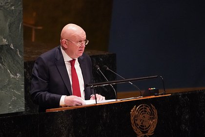 Небензя высказался о позиции США по Украине  Новая администрация США начала трезво смотреть на сущность Киева. Об этом заявил постпред России при ООН Василий Небензя, его слова приводит ТАСС. Он подчеркнул, что у новой американской администрации «открылись глаза в отношении истинного лица режима [президента Украины Владимира] Зеленского и первопричин украинского конфликта». Случилось это, по его словам, за последние несколько месяцев. Помимо этого, Небензя уточнил, что заседание Совбеза ООН созвано не ради мира. Он заметил, мероприятие состоялось для того, чтобы не дать «сдуться» образу якобы демократической Украины. Ранее постпред России при ООН заявил, что выбор сейчас за Украиной: мир по итогам переговоров или «неминуемое поражение на поле боя с иными условиями окончания конфликта».