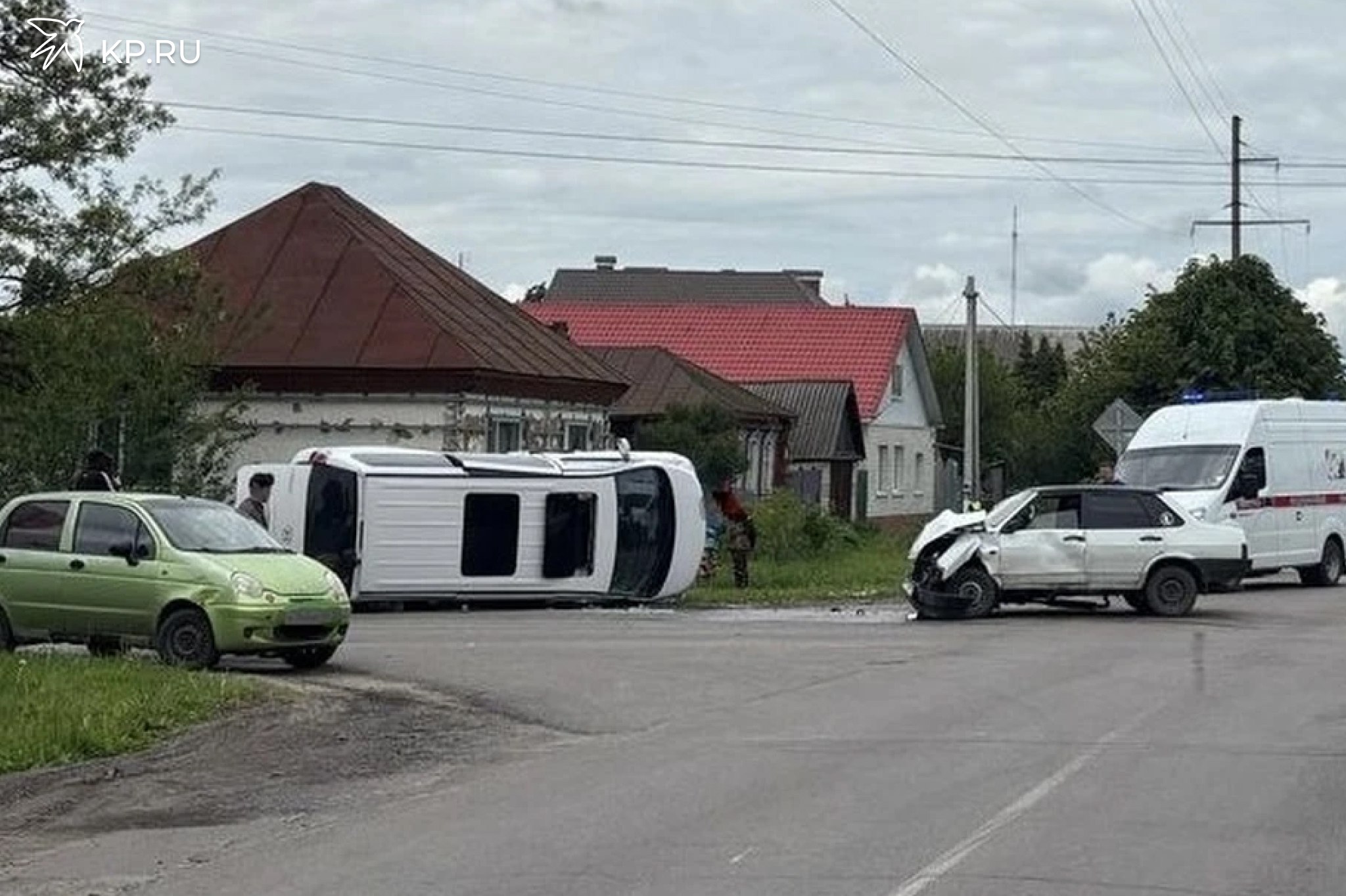 В райцентре под Воронежем в ДТП с «Хендэ Гранд Старекс» и «ВАЗ 21099» пострадали три человека Воронежские госавтоинспекторы устанавливают обстоятельства ДТП, в котором пострадали три человека. Авария произошла утром 21 мая в Борисоглебске. Около 11:05 на улице 217 Стрелковой дивизии, по предварительным данным дорожной полиции, 57-летняя автомобилистка на «Хендэ Гранд Старекс» на нерегулируемом перекрестке неравнозначных дорог, двигаясь по второстепенной дороге, не пропустила «ВАЗ 21099», следовавший по главной дороге. В ДТП пострадали 63-летняя пассажирка «Хендэ», а также 20-летний водитель автомобиля «ВАЗ 21099» и его 20-летний пассажир, их доставили в больницу.
