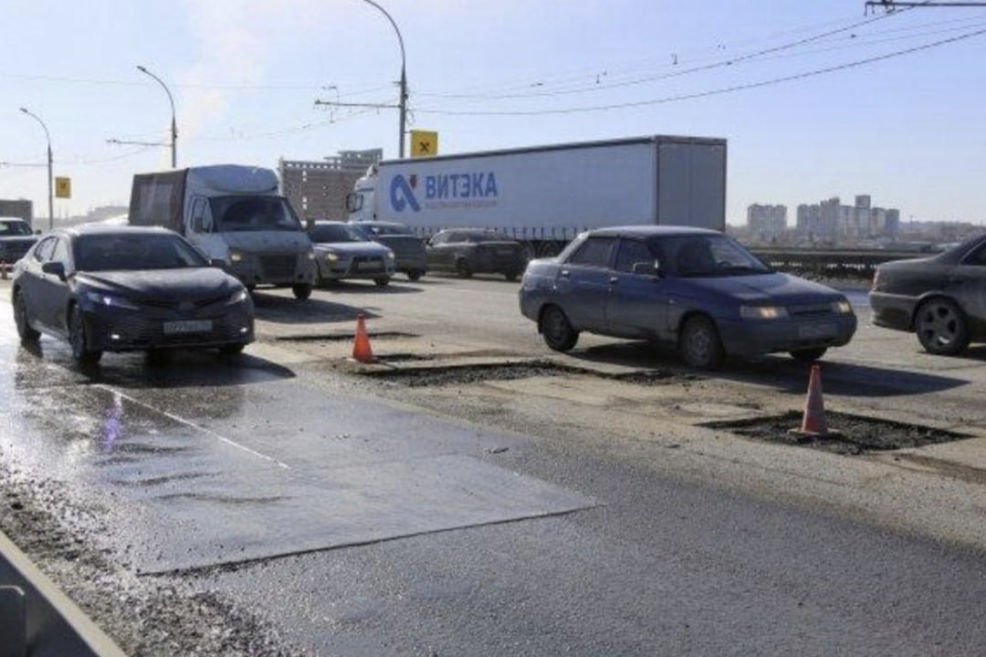 Прокуратура наказала мэра Новосибирска за плохие дороги Прокуратура Новосибирской области провела анализ роста ДТП в регионе. Силовики пришли к выводу, что рост связан с ямами, выбоинами, просадками и отсутствием разметки. «Нарушение выявлены на улицах Фрунзе, Советская, Державина, Серебренниковская, Каинская, Некрасова, Красный пр-кт, Гоголя, Владимировская, Фабричная, пр-кт. Димитрова, Вокзальная магистраль, Ленина, Депутатская, Нарымская, Челюскинцев, Железнодорожная,. Мясниковой, Тайгинская, А.Невского, Кубовая, Стасова, Мочищенское шоссе, Д.Ковальчук, Залесского, Магаданская, Державина, Т.Снежиной, Выборная, Большая, пр. Энергетиков, Пришвина, Ученическая, Марата, Лермонтова, О.Жилиной, Ипподромская дублер, А.Лежена, Волочаевская, Чехова, Ядринцевский подъем, Лузгина, Баганская, Нахимова, Моисеннко», — рассказывают представители областного ведомства в официальном telegram-канале. НОВОСТИ и ТОЧКА! Подписаться