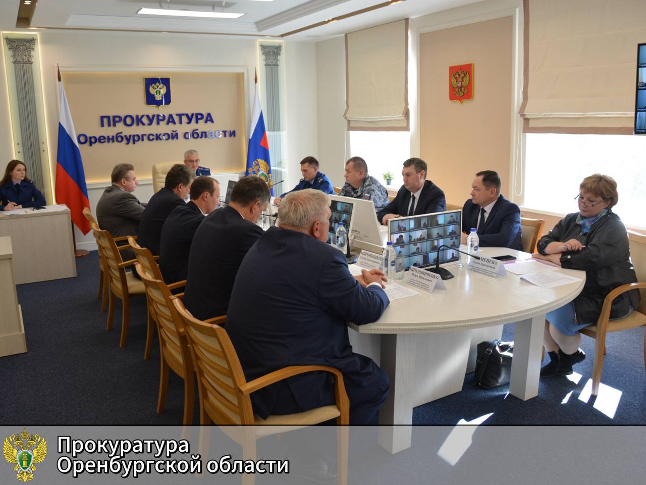 Больше 600 человек в Оренбуржье попались на коррупционных преступлениях  Прокурор Оренбургской области Руслан Медведев рассказал о работе межведомственной рабочей группы по противодействию коррупции Самое интересно это разумеется цифры Итак в этом году   более 600 человек допустили нарушения антикоррупционного законодательства   129 конфликтов интересов вскрыли сотрудники прокуратуры в рамках проверок   около 500 человек привлекли к ответственности за взяточничество   14 должностных лиц досрочно прекратили свои полномочья так как попались на коррупционных преступлениях   140 000 000 рублей конфисковали у некоторых чиновников всего за 9 месяцев и это только 4 исковых заявления   10 объектов недвижимости 2 автомобиля на общую сумму более 80 000 000 рублей передали государству