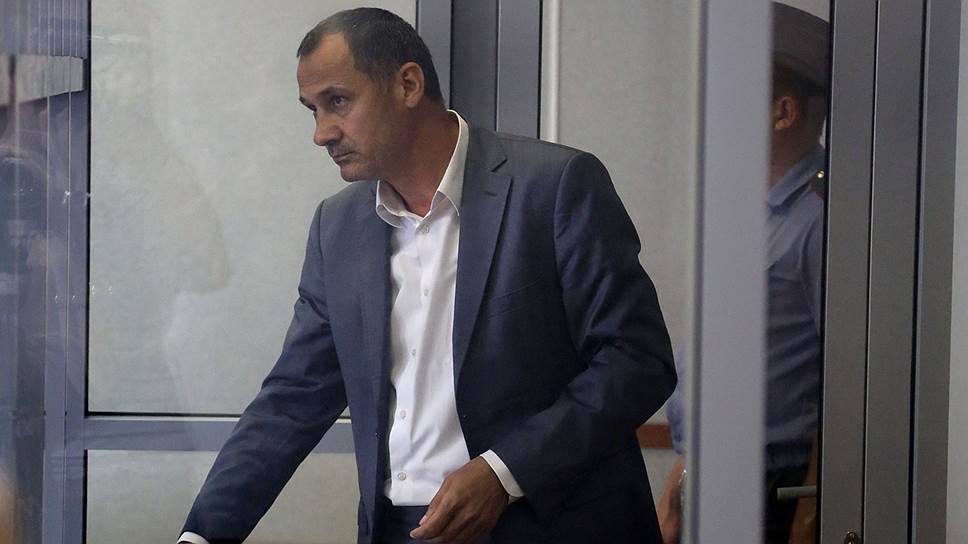 Главаря таджикской ОПГ диаспоры Прикамья лишили гражданства РФ и запретили въезд на 50 лет Сайфиддин Одинаев создал в России Союз таджиков Пермского края и стал новым россиянином но не раз попадал в поле зрения правоохранительных органов Например несколько лет назад наш ценный соотечественник отжал телефон у другого таджика наркоторговца а потом вымогал у него деньги за что сел в тюрьму на 11 месяцев Он рассказал в суде что после задержания его доставили к Одинаеву который обещал закрыть уголовку за взятку в 600 тыс Скорее всего в истории с депутатом Матвеевым и самарцем которому таджик прострелил голову имеет место быть похожая схема Сейчас основанием для лишения гражданства стали действия создающие угрозу национальной безопасности РФ сообщили в УФСБ по Пермскому краю Подписаться