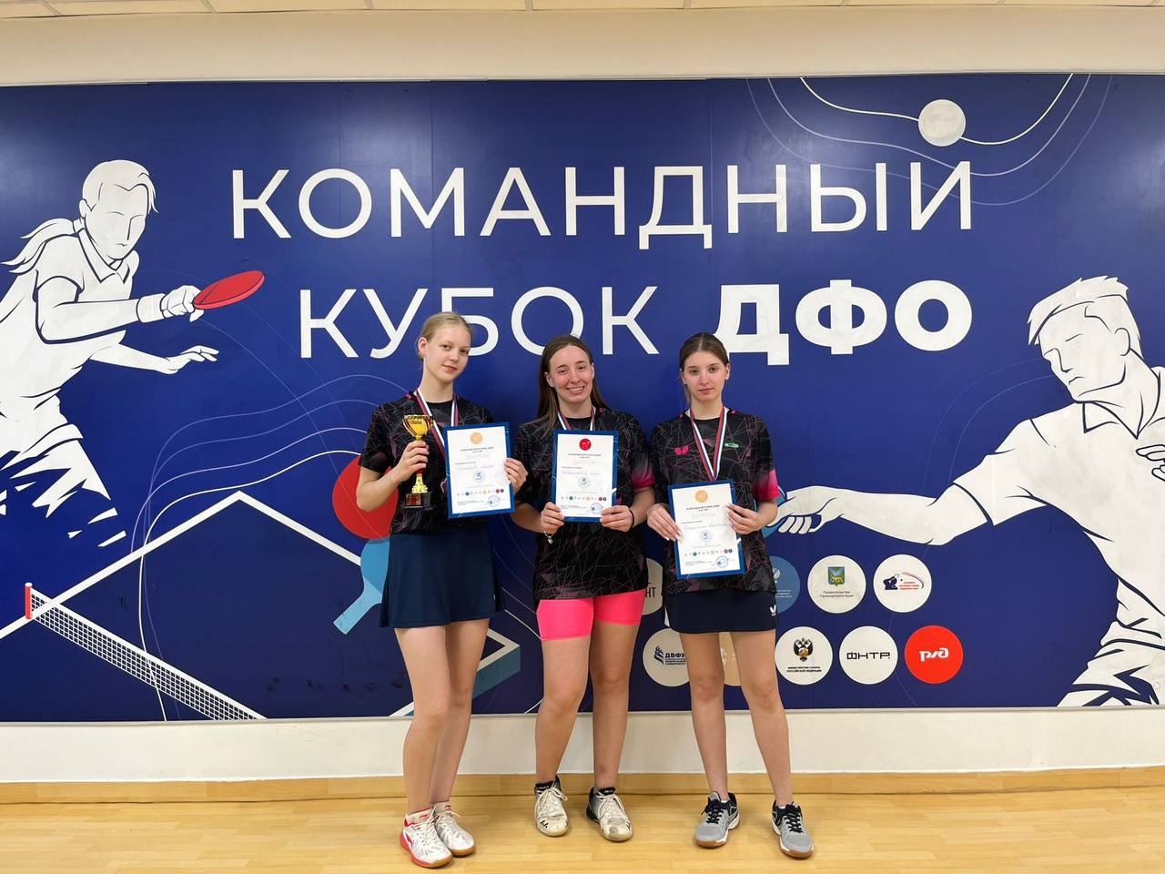 Забайкальские спортсмены выступили на Кубке ДФО В городе Хабаровск 7 ноября завершился четвертый этап командного Кубка Дальневосточного федерального округа по настольному теннису По итогам четырех туров женская сборная команда Забайкальского края завоевала бронзовую медаль турнира поднявшись на третье место пьедестала почета Это замечательное достижение результат упорного труда и командной работы Команда юношей Забайкальского края остановилась в шаге от призовых мест заняв почетное четвертое место из 17 участвовавших команд Мы гордимся их усилиями и уровнем игры В качестве утешительного приза мужская сборная команда Забайкальского края стала победителем по Шууд теннису где игра ведется до одного очка Это замечательное достижение добавило еще больше радости в наш турнирный опыт Пожелаем юношам и девушкам хорошего выступления на следующих стартах Первенстве Забайкальского края по настольному теннису которое состоится в конце ноября в Чите Вперёд к новым вершинам Читайте нас minsportzk