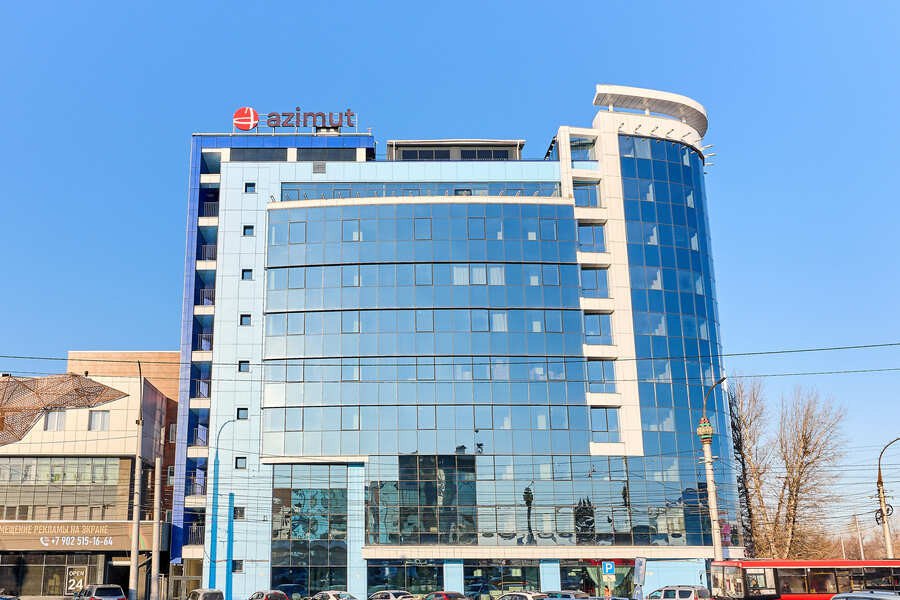 В Иркутске открывается первый отель сети Azimut Он расположился в 10 этажном здании напротив аэропорта Новый AZIMUT Аэропорт Отель Иркутск категории 4 звезды рассчитан на 100 номеров Гостям доступны номера от стандарта до люкса в том числе варианты для маломобильных постояльцев Из многих комнат открывается панорамный вид на аэропорт и взлетную полосу Стоимость проживания в отеле стартует от 6 тысячи рублей за сутки На территории работают круглосуточный тренажёрный зал лобби бар парковка а также конференц зал на 10 этаже вместимостью до 70 человек Напомним изначально в этом здании должен был открыться отель сети Hilton В 2022 году после начала специальной военной операции на Украине Hilton заявил о приостановке открытия новых отелей в России После этого здание выставили на продажу и его приобрёл Azimut Hotels запуск планировался на конец 2023 года пресс служба сети AZIMUT Hotels Ircity теперь в MAX