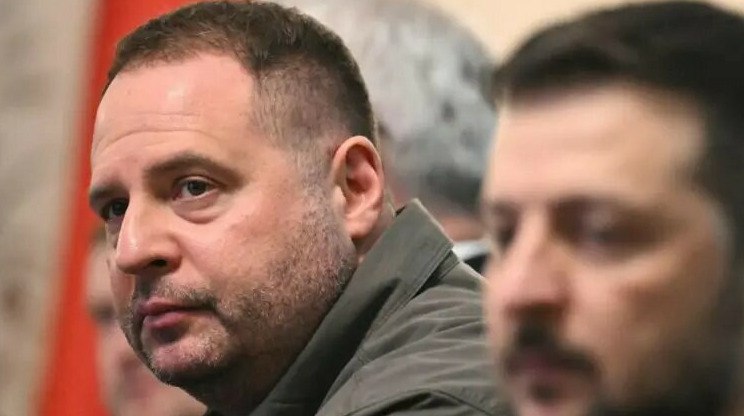 Зеленский держит интригу новый глава офиса уже выбран Зеленский определился с кандидатом на должность главы офиса президента информацию обещал раскрыть позже передает ArbatMedia Во время онлайн разговора с представителями СМИ президент Украины сообщил что уже выбрал нового руководителя для своего офиса но имя пока не назвал Он отметил что подробности станут известны позже Также Зеленский заявил что в начале следующего года планируются кадровые перестановки в областных администрациях Напомним в конце ноября Андрей Ермак был освобождён от должности главы офиса президента Это решение было принято после того как в публичном пространстве появились обвинения связанные с коррупцией Прислать новость