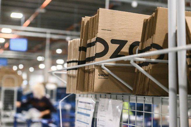 Ozon запустил сервис личной доставки для всех клиентов Пользователи Ozon для отправки личной посылки могут принести ее в ближайший ПВЗ. Стоимость отправления одного предмета — от 49 руб., и зависит от его размера. Посылки весом до 35 кг и размерами не более 57×45×21 см можно отправить как внутри одного региона, так и в другие регионы России по единому тарифу. За каждое отправление владельцы ПВЗ получают денежное вознаграждение. Клиентские посылки будут проверяться на пунктах. Некоторые вложения отправить не получится например, опасные товары, документы, удостоверяющие личность, крупногабаритные предметы и др. .