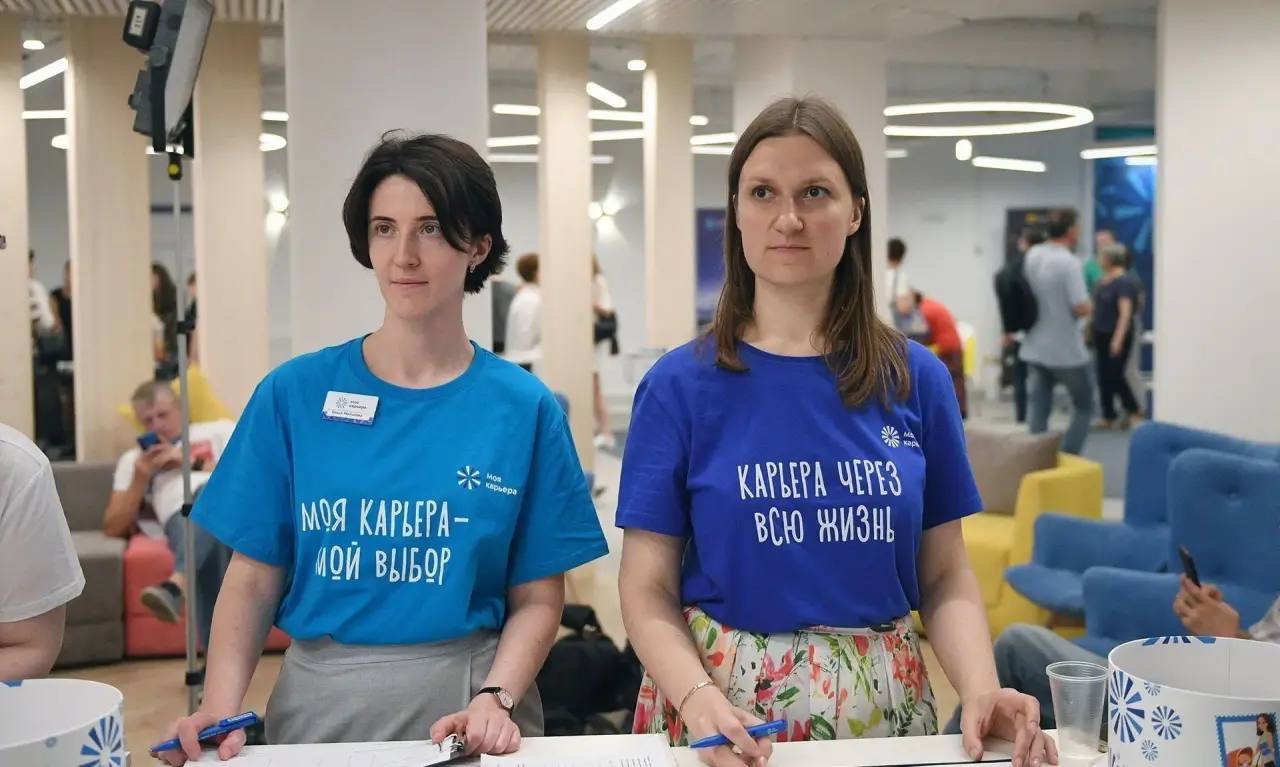 В ЛДПР предложили дать россиянам приоритет перед мигрантами при трудоустройстве Депутаты фракции ЛДПР во главе с Леонидом Слуцким внесли в Госдуму законопроект предлагающий закрепить в Трудовом кодексе приоритетное право россиян на трудоустройство перед иностранцами По словам Слуцкого сначала работу должны получать граждане страны и лишь затем при необходимости привлекаться мигранты Парламентарий отметил что работодатели зачастую нанимают иностранцев по серым схемам экономя на зарплатах и налогах а в некоторых вакансиях мигрантам даже отдают предпочтение Особенно остро эта проблема стоит в строительстве и ЖКХ Политик уверен россияне пойдут на такую работу если там будут официальное оформление и достойная оплата Хотя отдельные нормы преференций для россиян уже существуют например при квотировании авторы настаивают на введении универсального правила для всех работодателей Это по их мнению снизит социальную напряженность и простимулирует рост зарплат Инициатива потребует корректировки закона о правовом положении иностранцев Разработчики уверены что нововведения не противоречат международным обязательствам России включая нормы ЕАЭС