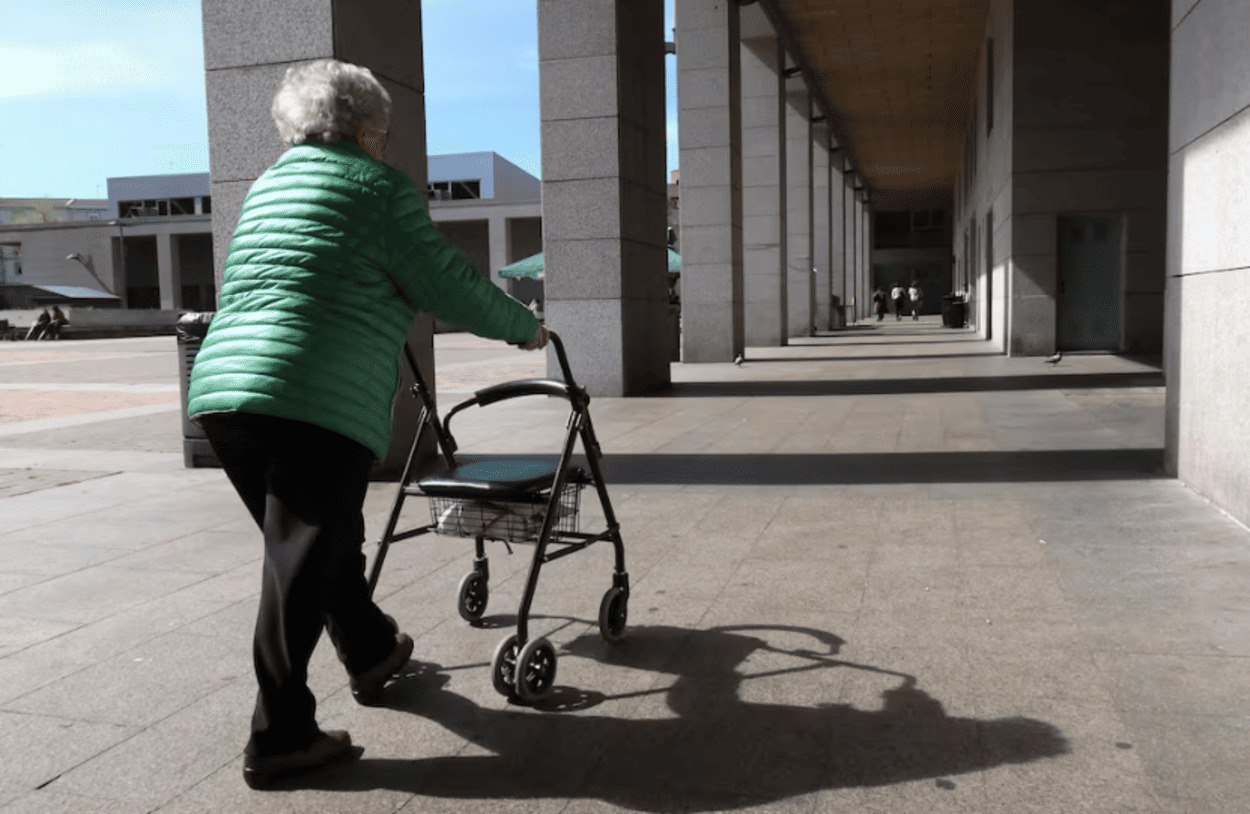 В Испании средняя продолжительность жизни впервые превысила 84 года Испания впервые за всю историю наблюдений зафиксировала среднюю продолжительность жизни выше 84 лет Этот показатель вырос до 84 01 года что стало новым рекордом для страны Для сравнения еще в 2023 году этот показатель составлял 83 77 года а полвека назад всего 73 4 года Эксперты связывают такой устойчивый рост с улучшением качества жизни доступом к медицине и изменениями в образе жизни населения Женщины в Испании по прежнему живут дольше мужчин их средний возраст составляет 86 53 года а у мужчин 81 38 года Демография и население Испания   russpain com news v ispanii srednyaya prodolzhitelnost zhizni vpervye prevysila 84 goda 330520