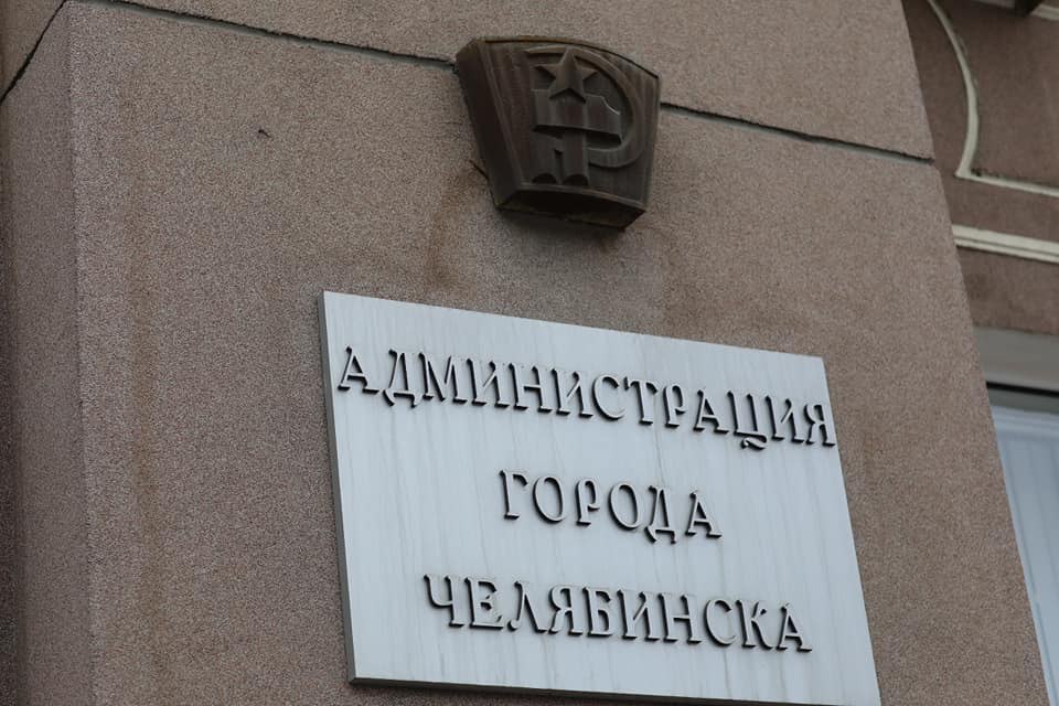 В администрации Челябинска рассказали, на что потратили деньги из бюджета В первом квартале 2025 года бюджет Челябинска пополнился на сумму более 12,2 миллиарда рублей, что на 0,8 миллиарда больше аналогичного периода 2024 года при темпе роста 106,6 %. Расходы бюджета за квартал составили 12,8 миллиарда рублей при исполнении около 19 %, что совпадает с показателями прошлого года. Большая часть расходов — 10,7 миллиарда рублей — была направлена на социальную сферу, включающую образование, культуру, социальную политику и спорт. На социальные нужды выделено 17,6 % от всех расходов — значительные суммы пошли на социальные выплаты. Пособия и компенсации получили 232,4 тысячи жителей на сумму свыше 1,1 миллиарда рублей, что на 5,8 % больше, чем в первом квартале 2024 года. Дополнительные меры поддержки получили около 8 тысяч человек, что в 1,7 раза превышает показатели прошлого года, при этом сумма выплат составила более 95,2 миллиона рублей, увеличившись в 6,5 раза.