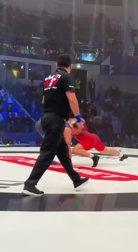 Алихан Кцоев становится чемпионом PWL 10, победив Джонатана Айелло