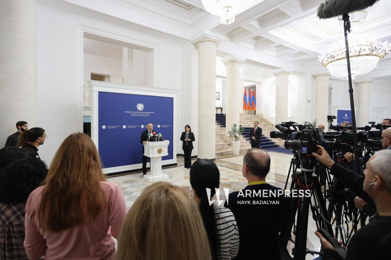 Премьер министр Республики Армения Никол Пашинян отправится в Санкт Петербург для участия в заседании Высшего Евразийского экономического совета Oб этом премьер министр Никол Пашинян заявил на брифинге с журналистами после заседания правительства Мне предстоит принять участие в международном мероприятии Это заседание Высшего Евразийского экономического совета и мне нужно поехать сказал премьер министр отметив что его участие планировалось давно Заседание Высшего Евразийского экономического совета запланировано на 21 декабря в российском городе Санкт Петербурге 21 22 декабря в Санкт Петербурге также запланирована неформальная встреча лидеров стран СНГ