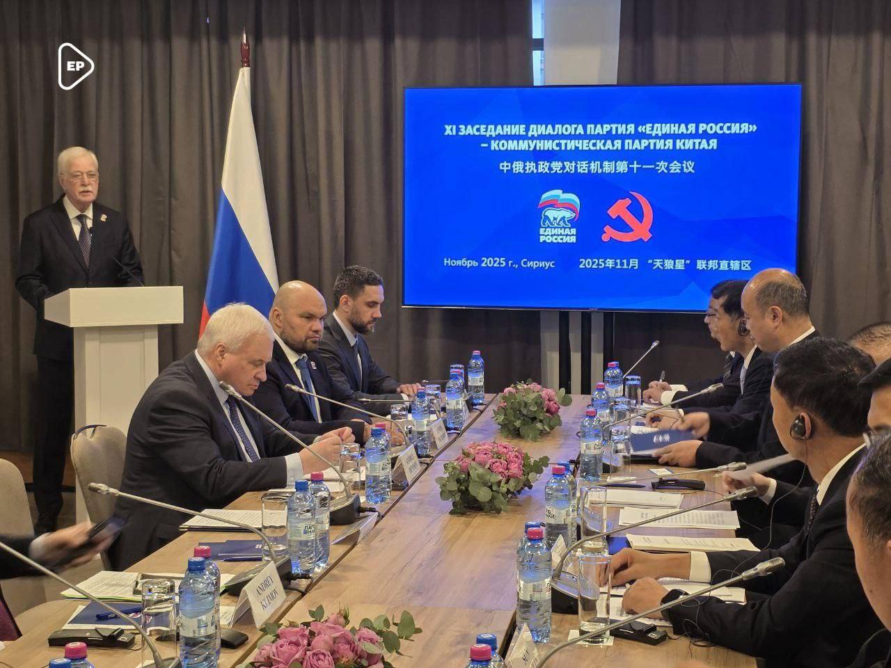 Владимир Путин направил приветствие участникам одиннадцатого заседания Партия Единая Россия Коммунистическая партия Китая Глава государства подчеркнул что отношения между двумя государствами динамично развиваются в духе всеобъемлющего стратегического партнёрства Владимир Путин Диалог между Единой Россией и Компартией Китая позволяет обстоятельно обсуждать актуальную повестку и обмениваться практическим опытом Важно что Единая Россия и Коммунистическая партия Китая поддерживают регулярные контакты с участием не только своих центральных органов но и региональных структур Это позволяет обстоятельно обсуждать многие актуальные вопросы двусторонней повестки дня обмениваться практическим опытом в сферах партийного строительства парламентской и законотворческой деятельности согласовывать и воплощать в жизнь полезные общественно политические инициативы Уверен что ваше нынешнее заседание будет содержательным и плодотворным послужит дальнейшему упрочению дружбы и взаимопонимания между нашими странами и народами акцентировал Владимир Путин в приветствии которое зачитал Председатель Высшего совета Единой России Борис Грызлов ЕдинаяРоссия ЕР23 ДмитрийИнаятов