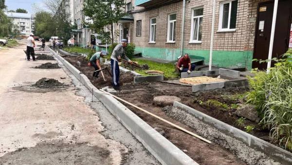 Красивее и опрятнее продолжают делать дворы в Барнауле  В Барнауле активно ведется работа по улучшению дворовых территорий.  В частности, в Индустриальном районе подрядчик завершил асфальтирование дворовых проездов по адресам: ул. Попова, 129 и ул. Панфиловцев, 4, к.2. Специалисты установили новые бордюрные камни, провели необходимые подготовительные работы и обустроили тротуары. Сейчас идет подготовка к обустройству придомовых территорий по ул. 50 лет СССР, 8 и 12.  В текущем году в Барнауле планируется благоустроить 27 дворов, а в следующем году работы продолжатся на других адресах. В планах асфальтирование дорожек и проездов, организация парковок, установка уличного освещения, обновление детских и спортивных площадок.    Алтапресс