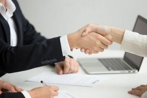 В Узбекистане предпринимателям объявлена налоговая амнистия до 1 ноября Об этом на встрече с бизнесменами рассказал президент страны Шавкат Мирзиёев Бизнесмены смогут исправить ошибки в отчетности без штрафов сейчас нарушения выявлены у более чем 20 тыс компаний на сумму 1 2 млрд По словам главы государства это позволит бизнесу начать работу с чистого листа С 2026 года налоговые декларации по имущественным земельным социальным и подоходным налогам будут формировать сами фискальные органы а предприниматели смогут лишь проверять данные и вносить корректировки Кроме того с ноября отменяется система штрафов за каждый просроченный отчет вводится единое взыскание которое для малого и среднего бизнеса сократят втрое Подробнее на нашем сайте fergananews