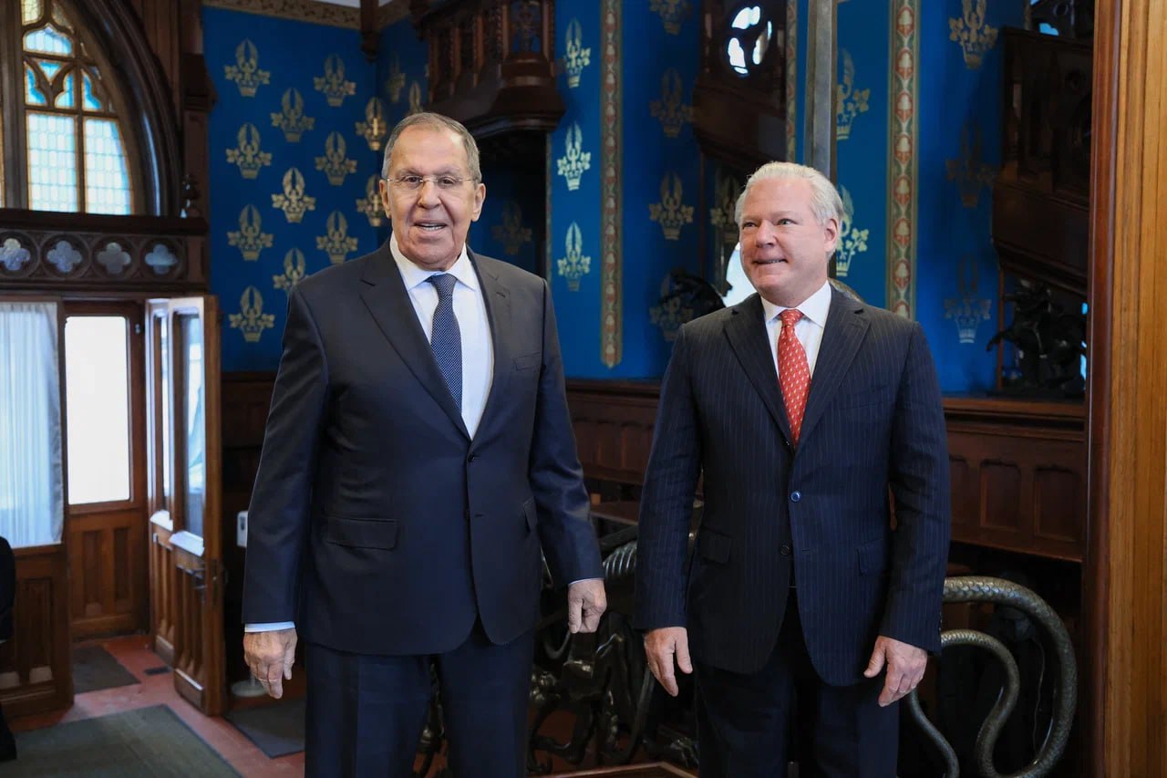 15 декабря Министр иностранных дел России С В Лавров встретился с руководством и членами Американской торговой палаты в России В ходе мероприятия Министр изложил оценки текущих тенденций развития международной обстановки а также перспектив российско американских отношений с учётом демонстрируемого Администрацией Президента США Д Трампа настроя на содействие устойчивому урегулированию конфликта вокруг Украины Состоялся полезный обмен мнениями по ряду актуальных тем с упором на конструктивную роль которую могут сыграть деловые круги в придании импульса восстановлению торгово инвестиционных связей между Россией и США РоссияСША